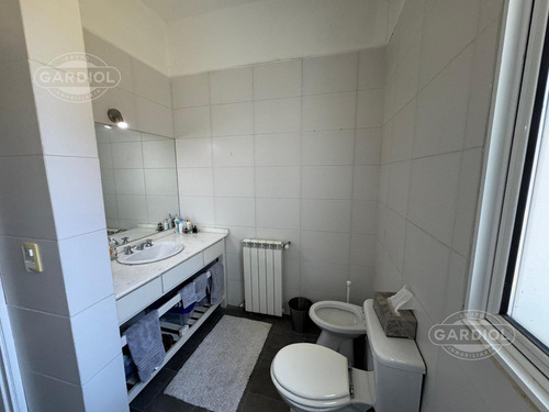 Casa En Venta En Colonia Del Sacramento Sobre Rambla Costanera, Barrio Sheraton