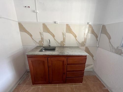 Alquiler De Hermoso Apartamento Punta De Rieles, Tipo Casita, Lugar Para 2 Autos, 1 Dormitorio, Patio, Sin Gastos Comunes, A Nuevo!! Muy Segura