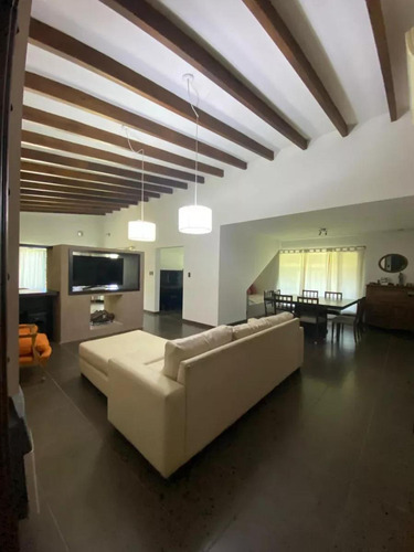 Casa En Venta - 6 Dormitorios 4 Baños - Mendoza