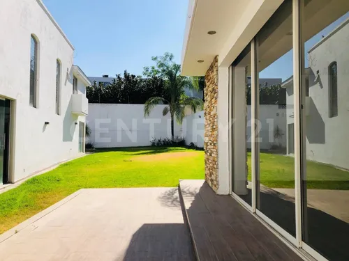 Casa En Venta, En El Palomar, Tlajomulco De Zuñiga, Jalisco.