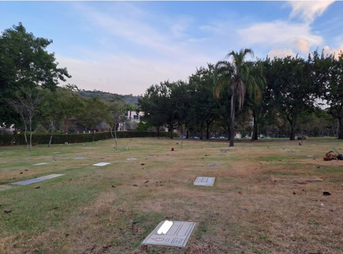 Jazigo No Cemitério Parque Flamboyant Localizado Na Quadra Xv Setor B Jazigo 63 Com 3 Gavetas
