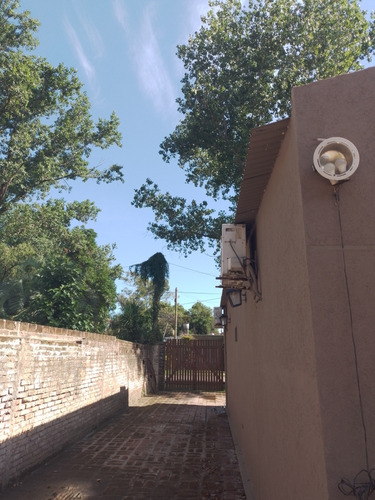 Vendo Casa : 2 Dormitorios ,baño , Living ,cocina Comedor .