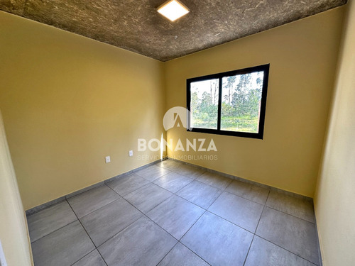 Casa En Venta A Estrenar. Piriápolis. 2 Dormitorios, 2 Baños, Parrillero. Construcción Tradicional.