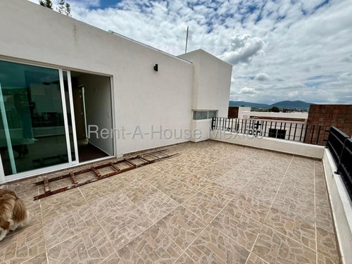 Venta. Santa Rosa Jauregui - Casa, Sala De Tv, 3 Recámaras, Cuarto De Servicio
