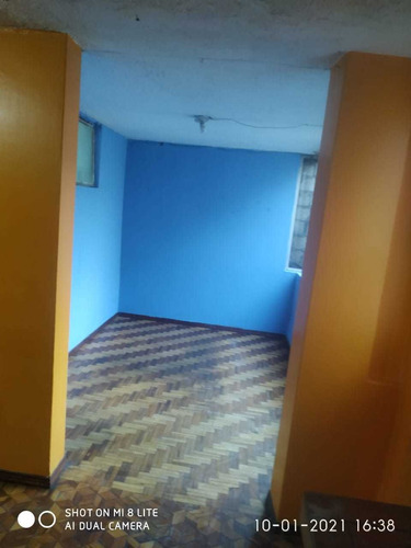 Casa De Tres Pisos
