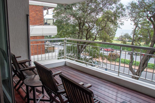 Exclusivo.zona Punta Carretas,bulevar Artigas Frente Al Golf Y A 200 Metros De Rambla Y Shopping.todo Un Piso De 330 M2,recepción, Amplia Terraza, Comedor, Doble Estar,4 Dorm.4 Baños.servicio.2 Gges.