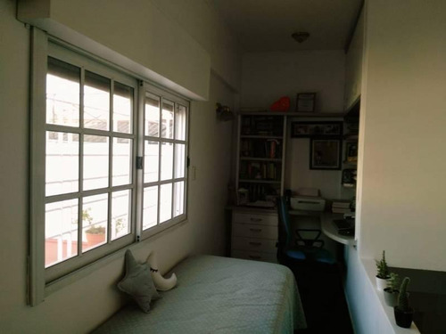 En Venta Hermosa Casa 4 Ambientes Con Cochera 2 Autos, Fondo Libre Y Quincho En Wilde Centro.