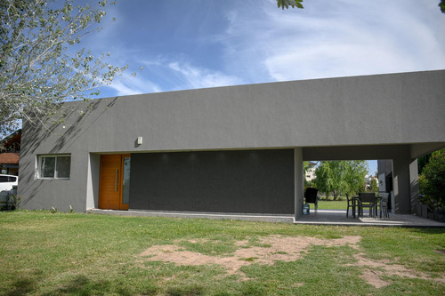 Casa En Venta Con Pileta En Barrio Privado La Carolina Golf Y Country Club