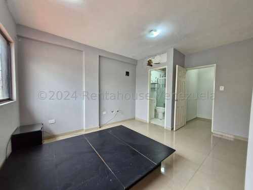 Vendo Hermosa Townhouse Ubicada En Conj. Res. Las Carolinas Ii Turmero, Cód. 25-795 Myc