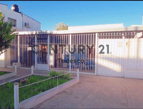 12 Entre 516 Y 517, Casa En Venta De Dos Dormitorios, Ringuelet.-