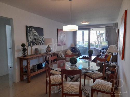 Imagen 2 de 23 de Punta Del Este , Mansa, Apartamento Con Servicios Y Bajos Costos Comunes-- Ref: 54644