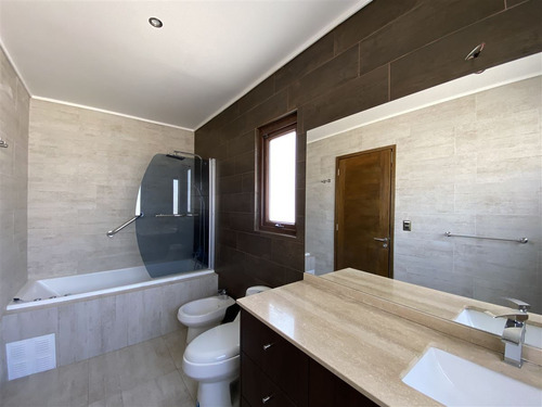 Casa En Venta De 4 Dorm. En Colina