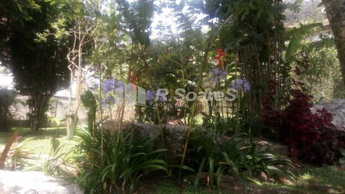 Imagem 9 de 15 de R Soares Vende!!! Excelente Casa Salas Dois Quartos Com Churrasqueira,, Lavanderia, Jardim Fruteiras.ótima Localização No Parque Imperial Nova Friburgo. - Jcca30028