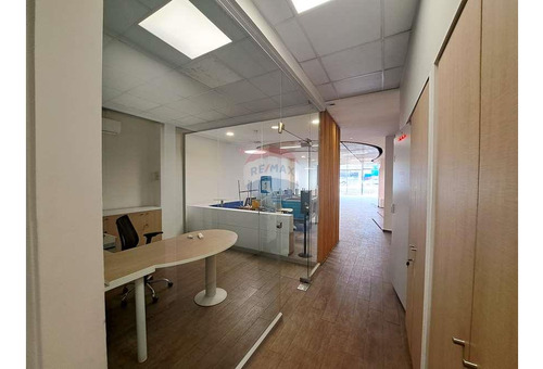 Amplio Local Comercial En Av. Las Condes