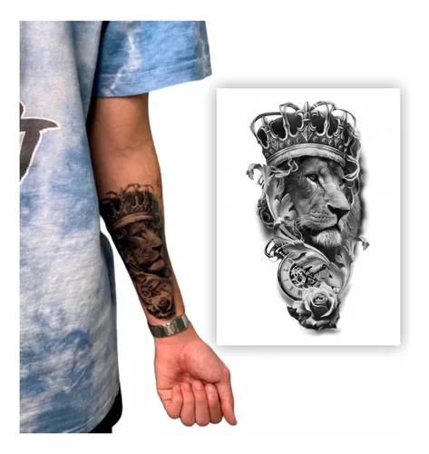 Tatuagem na mão masculina