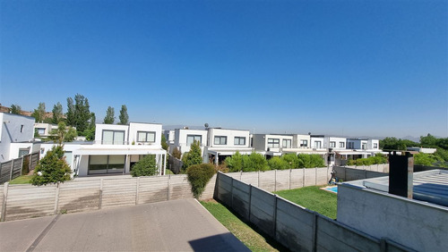 Casa En Venta De 4 Dorm. En Colina Chicureo