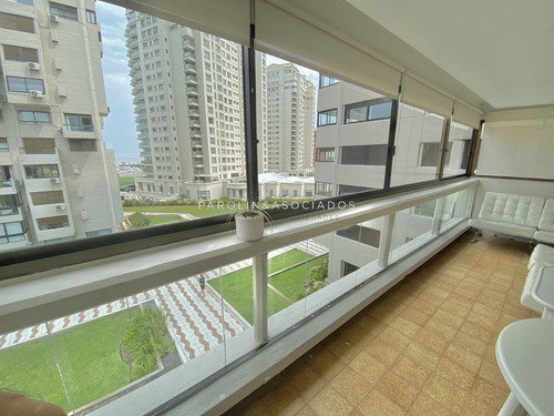 Imagen 2 de 19 de Venta De Apartamento De 2 Dormitorios En Parquemar Center