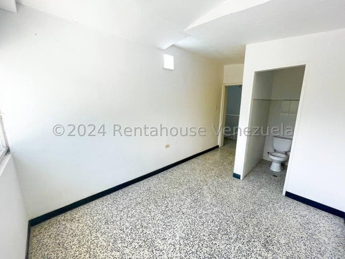 Casa Comercial En Alquiler Chuao Mls #24-21398 Bm