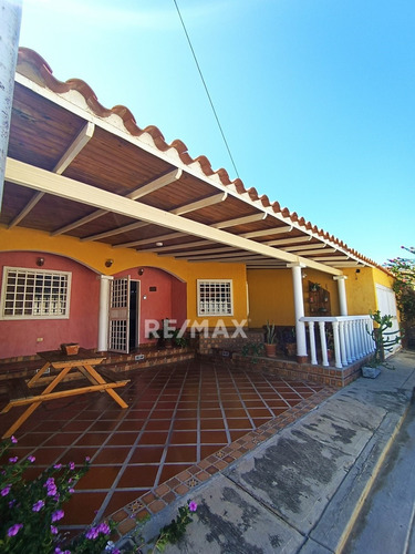 Amplia Casa En Excelente Conjunto Cerrado Y Cercano A Zonas Comerciales, Porlamar, Isla De Margarita, Nueva Esparta - Cod. 0447