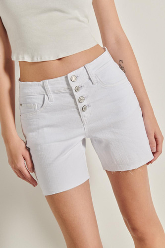 Short Tiro Medio Blanco En Jean Con Botones Y Bordes Deshila