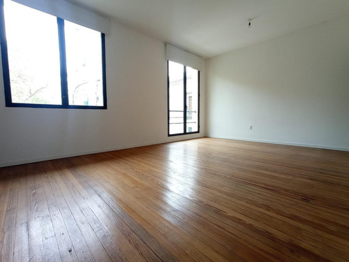Imagen 2 de 5 de Gran Loft En Peatonal Sarandi Frente A La Plaza Matriz !!