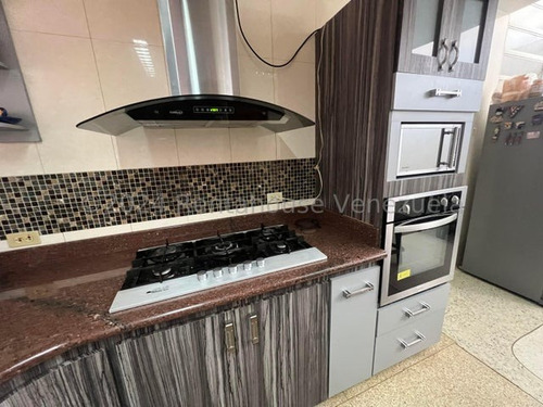 Estupendo Apartamento 24-24654 Ubicado En Una Bella Casa De 3 Pisos, Con Amplia Distribución En Las Palmas