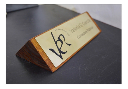 Imagen 1 de 7 de Placa Para Escritorio Mesa Estudio Logo Recepción Grabada.