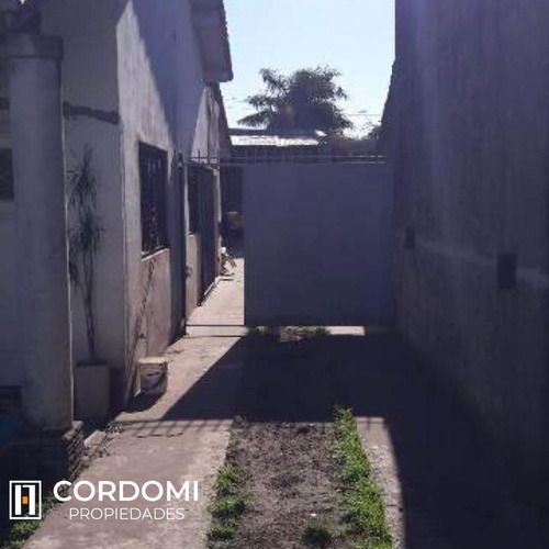 Imagen 4 de 11 de Chalet Con Entrada Varios Autos Y Fondo - Lanús Este
