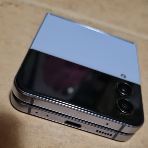 Samsung Galaxy Z Flip4 5g 5g Dual Sim 256 , Con Detalle En Pantalla Gb Azul 8 Gb Ram (Usado)