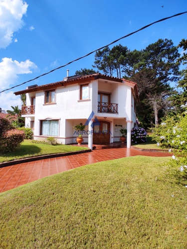 Muy Buena Casa En Venta En La Zona Mas Linda De Playa Mansa.- Ref: 5676