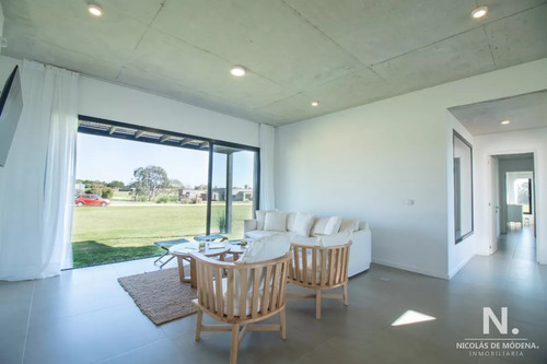 Se Vende Gran Casa En La Zona De El Quijote, En La Barra De 4 Dormitorios.