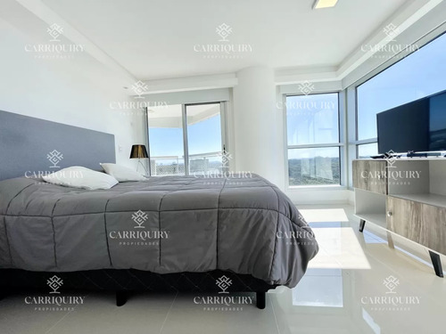 Apartamento De 2 Dormitorios Y Dependencia En Playa Brava - Punta Del Este