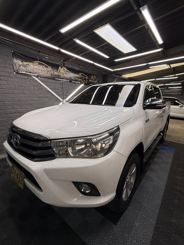 Toyota Hilux 2.7l MT 4x4