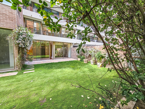 Exclusivo Dúplex Emplazado En Jardín Del Este, Vitacura.
