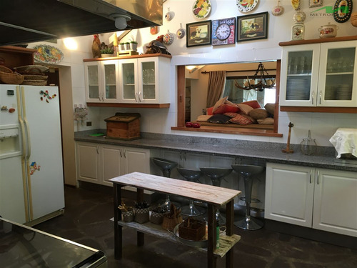 Casa En Venta De 5 Dorm. En Vichuquén