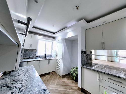 Penthouse En Venta En Evaristo Morales, Santo Domingo, 3 Habitaciones, 2niveles, Terraza Privada