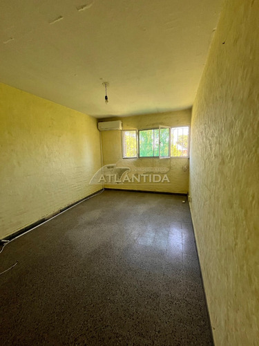 Venta De Apto. Barrio Piedras Blancas, 2 Dormitorios, Estacionamiento Para Auto, Parrillero. Inmobiliaria Atlántida.