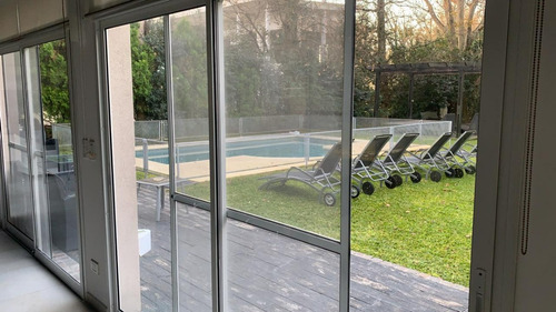 Casa Moderna En Abril Cc Con Gran Parque Y Quincho