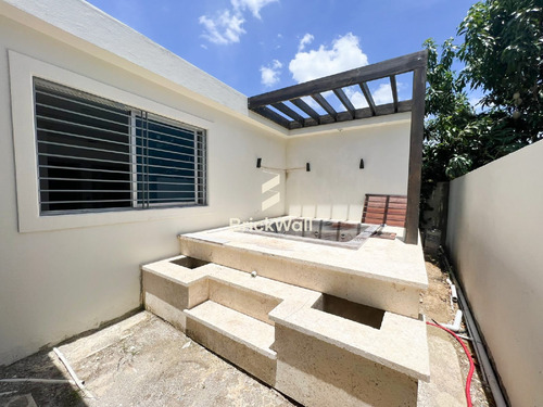 Exclusiva Casa Con Jacuzzi En El Proyecto Cerrado Llanos Gurabo