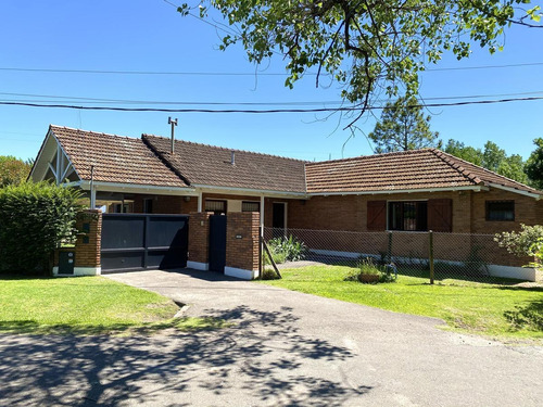 Casa De 3 Dormitorios Con Pileta Y Parrillero - Aldea - Fisherton