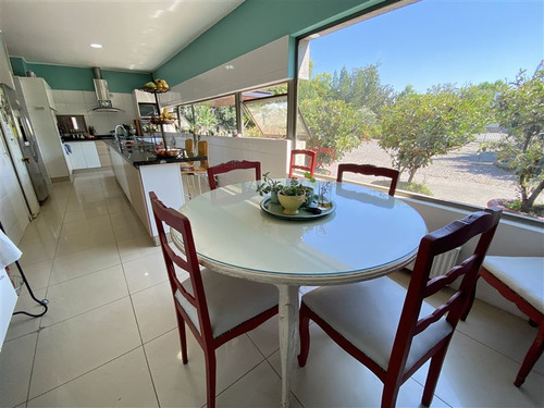 Casa En Venta De 5 Dorm. En Colina