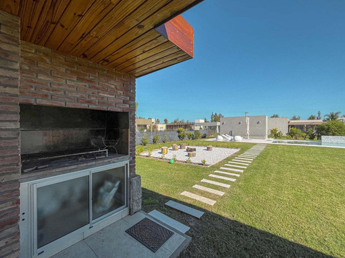 Imagen 25 de 30 de Casa De 3 Dormitorios Con Pileta En Puerto Roldán