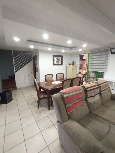 Casa De Dos Pisos De Tres Dormitorios Barrio Residencial