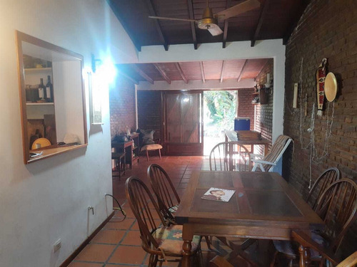 Imagen 9 de 14 de Venta De Chalet Sobre Amplio Lote En Adrogué. Nuevas Condici