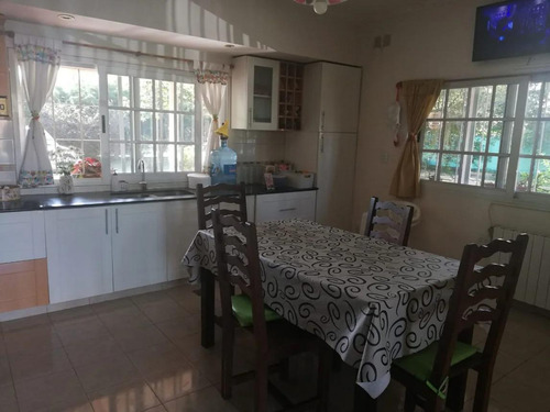 Casa En Venta - 4 Dormitorios 3 Baños - Cochera - 2.200mts2 - Florencio Varela