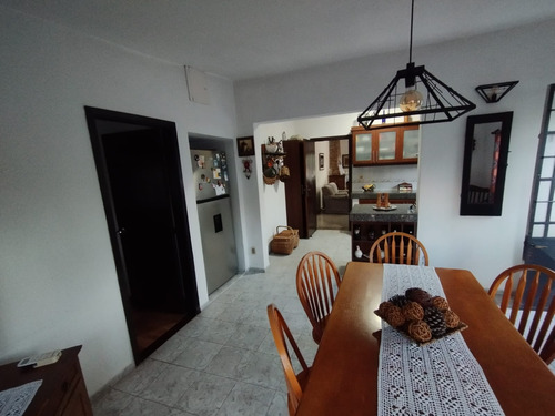Se Vende Casa De 3 Dormitorios Con Gran Terreno Sobre Ruta 8 Próxima A Zona America