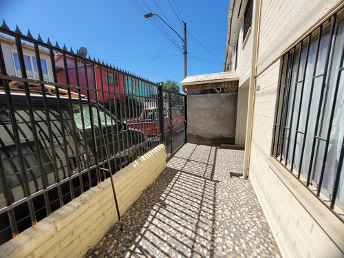 Casa Con Amplios Espacios, En Pasaje Cerrado