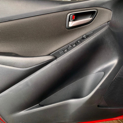 Imagen 9 de 21 de Mazda 2 Sedan Touring At Rojo