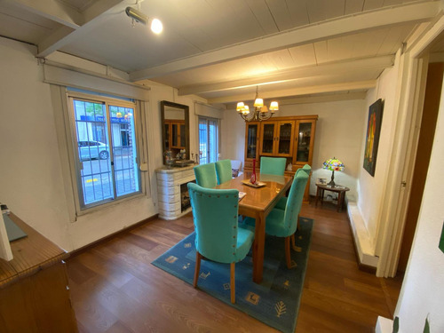 Casa A La Venta En La Comercial De Cuatro Dormitorios