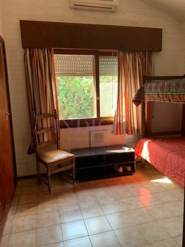 Imagen 15 de 30 de Amplia Casa En Zona Cantegril, 4 Dormitorios Con Dependencia, Piscina Y Parillero.